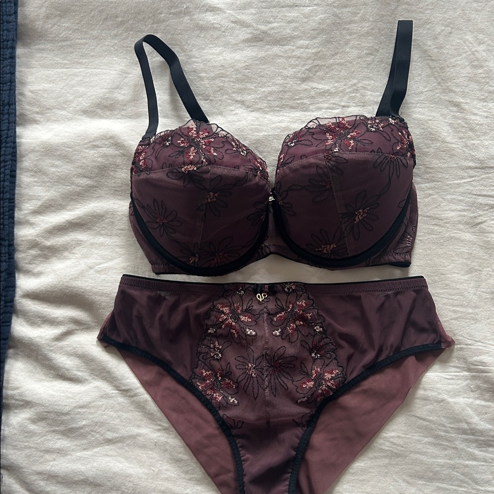 Samanta 34DDD. Purchased in Italy. 
Embroidered floral bra and panty set.